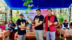 Ony Anwar Harsono, Bupati Ngawi sekaligus Ketua KPM Tirto Kertonegoro, secara simbolik tanam pohon Damar awali kegiatan B3K di Sumber Nogo.