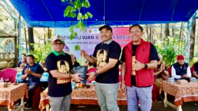 Ony Anwar Harsono, Bupati Ngawi sekaligus Ketua KPM Tirto Kertonegoro, secara simbolik tanam pohon Damar awali kegiatan B3K di Sumber Nogo.