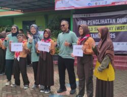 Kacamata Gratis dari Program I-SEE Paramitra Diberikan kepada 35 Pelajar di Jogorogo