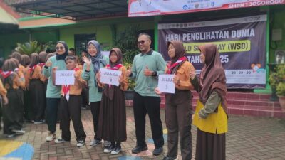 Kacamata Gratis dari Program I-SEE Paramitra Diberikan kepada 35 Pelajar di Jogorogo