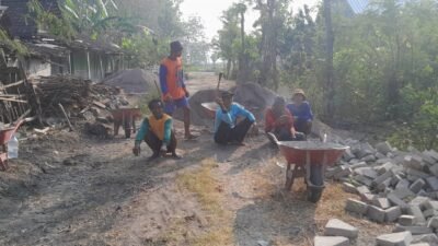 Geliatkan Perekonomian Pertanian, Pemdes Kedungputri Bangun Paving Jalan Usaha Tani di Dusun Ngisor